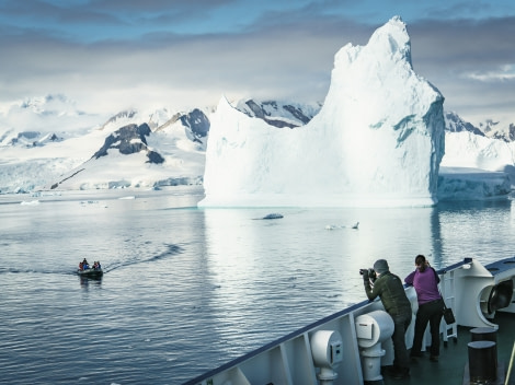 Cruising amid Antarctic icebergs © Dietmar Denger - Oceanwide Expeditions.jpg